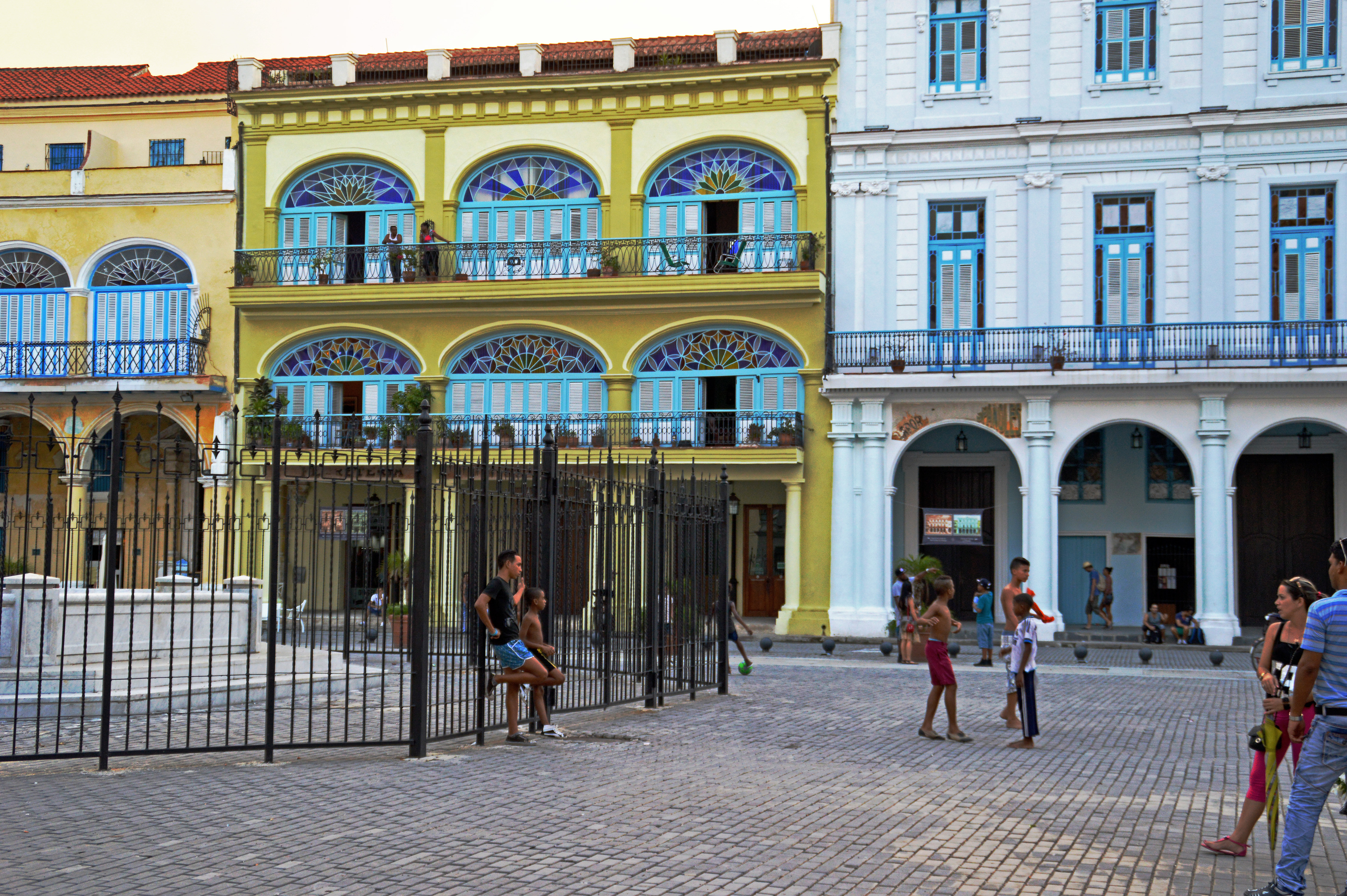 Plaza_Vieja_Children_Playing.jpg