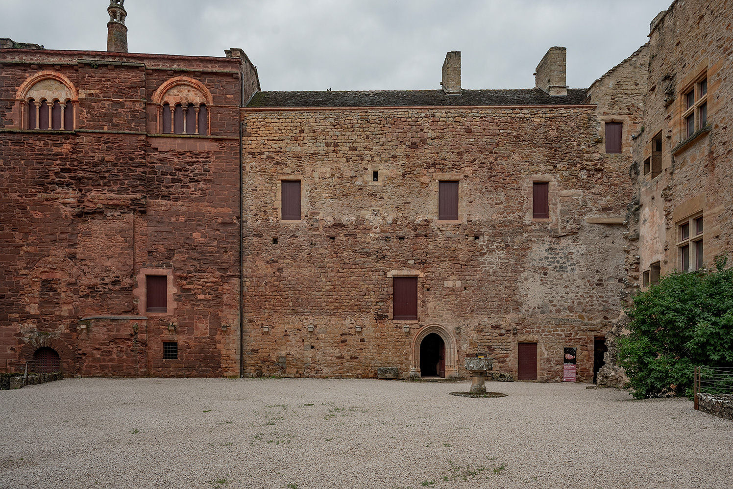 Château_de_Castelnau-Bretenoux_Inner_Courtyard_Z6iii_06062025_5458.jpg