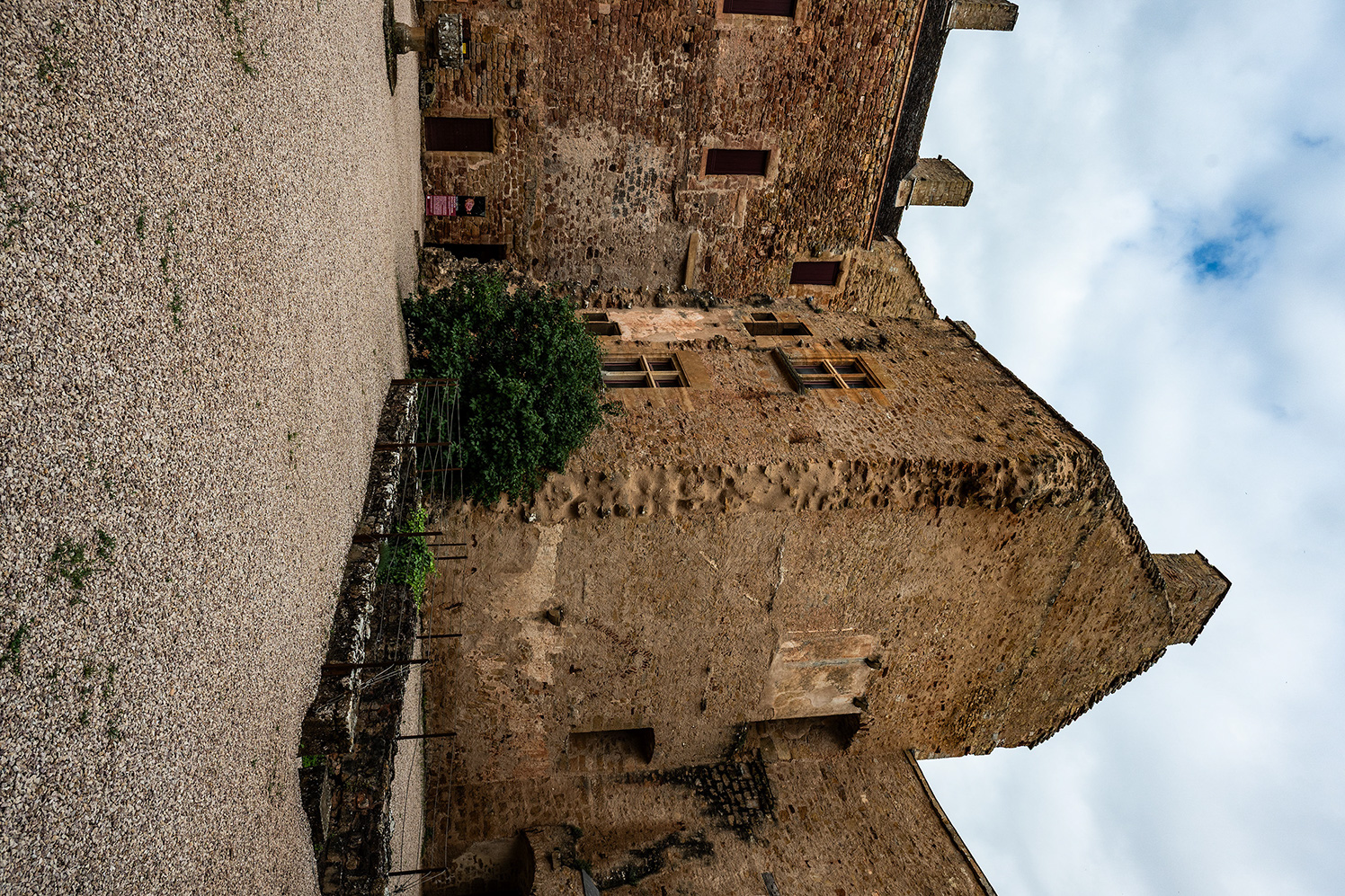 Château_de_Castelnau-Bretenoux_Inner_Courtyard_Z6iii_06062025_5460.jpg