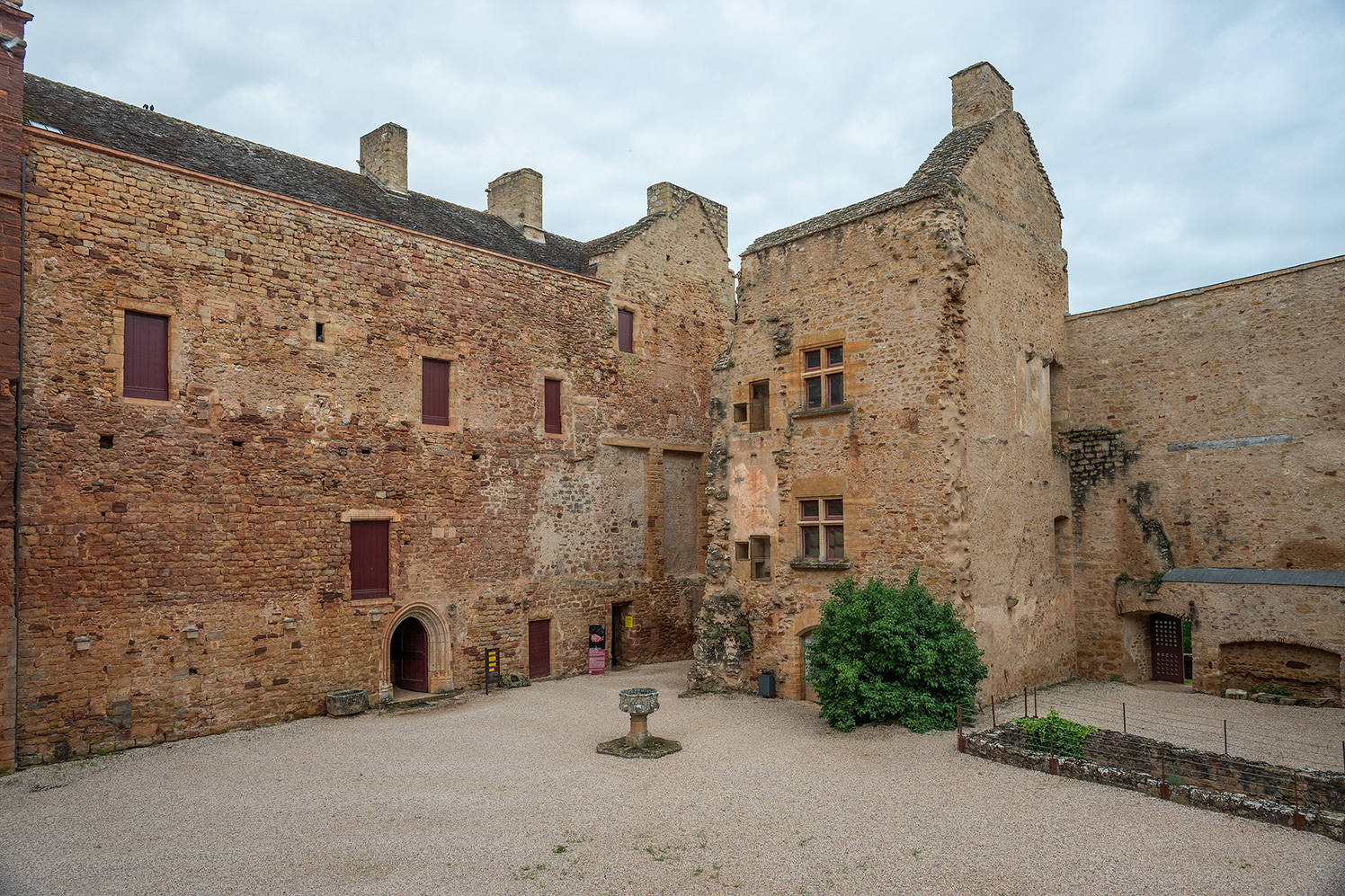 Château_de_Castelnau-Bretenoux_Inner_Courtyard_Z6iii_06062025_5461.jpg