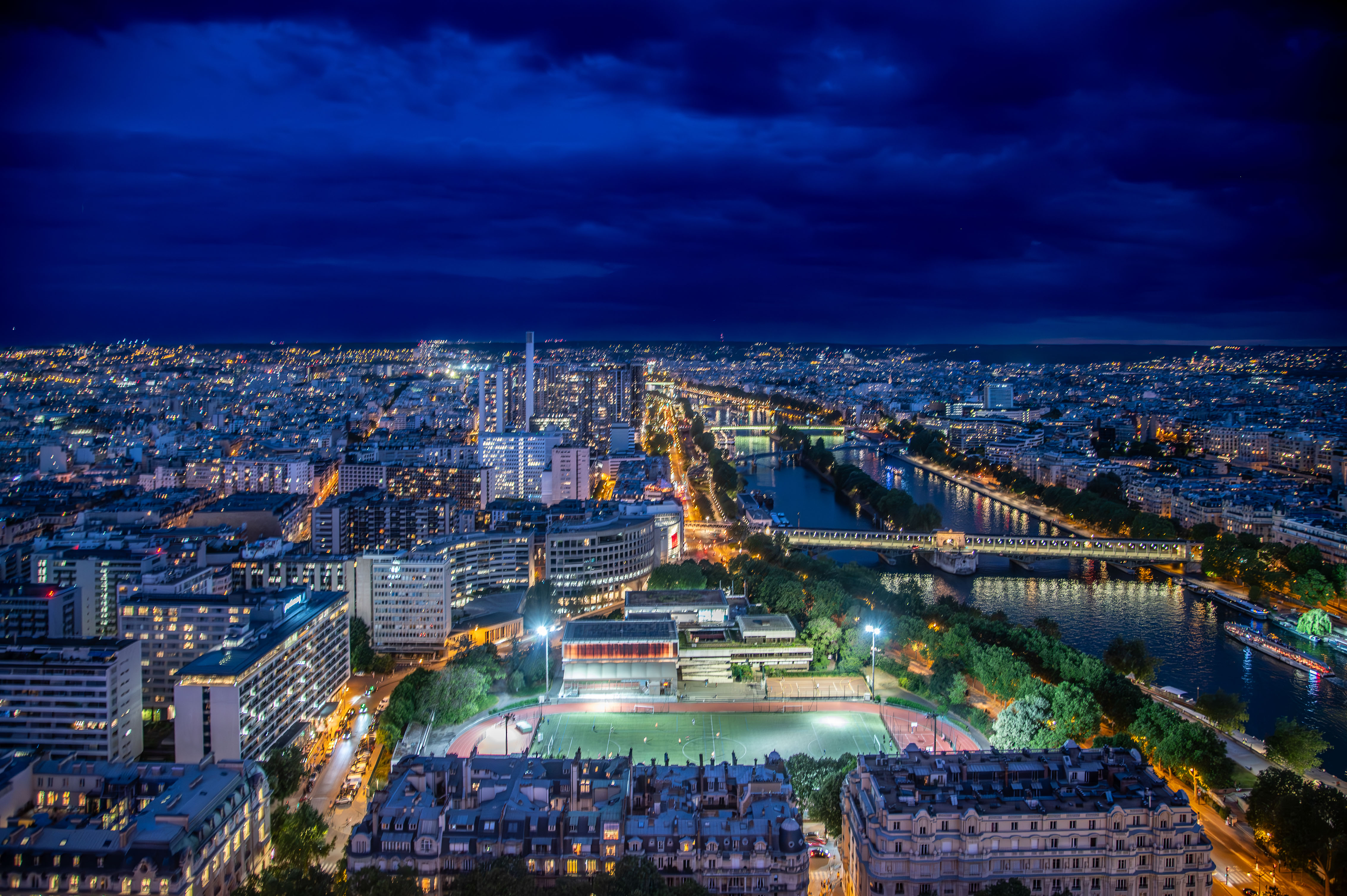 Dusk_at_the_Eiffel_Tower_D780_05172022_715.jpg