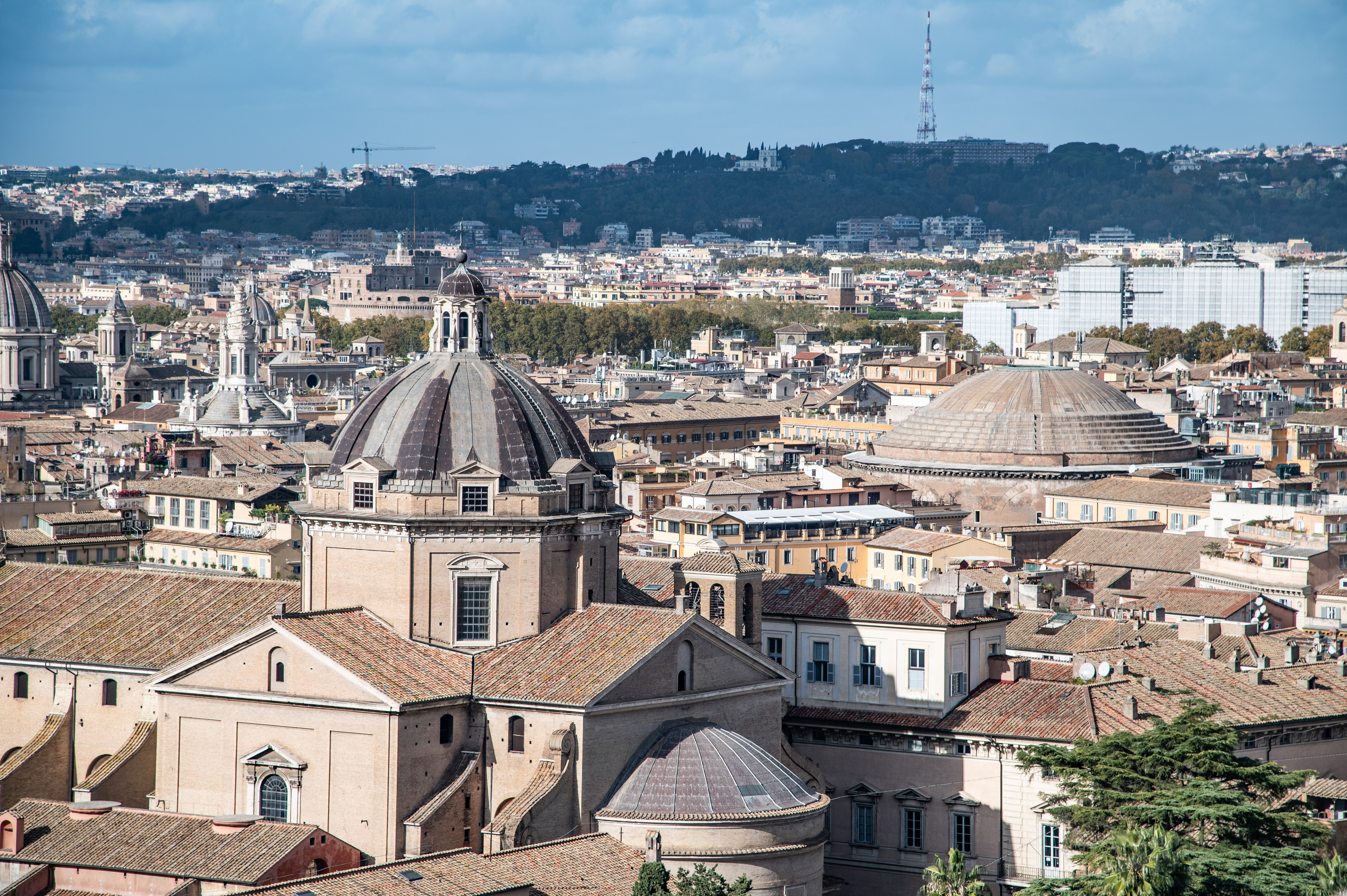 Chiesa del Gesù and the dome of The Parthenon