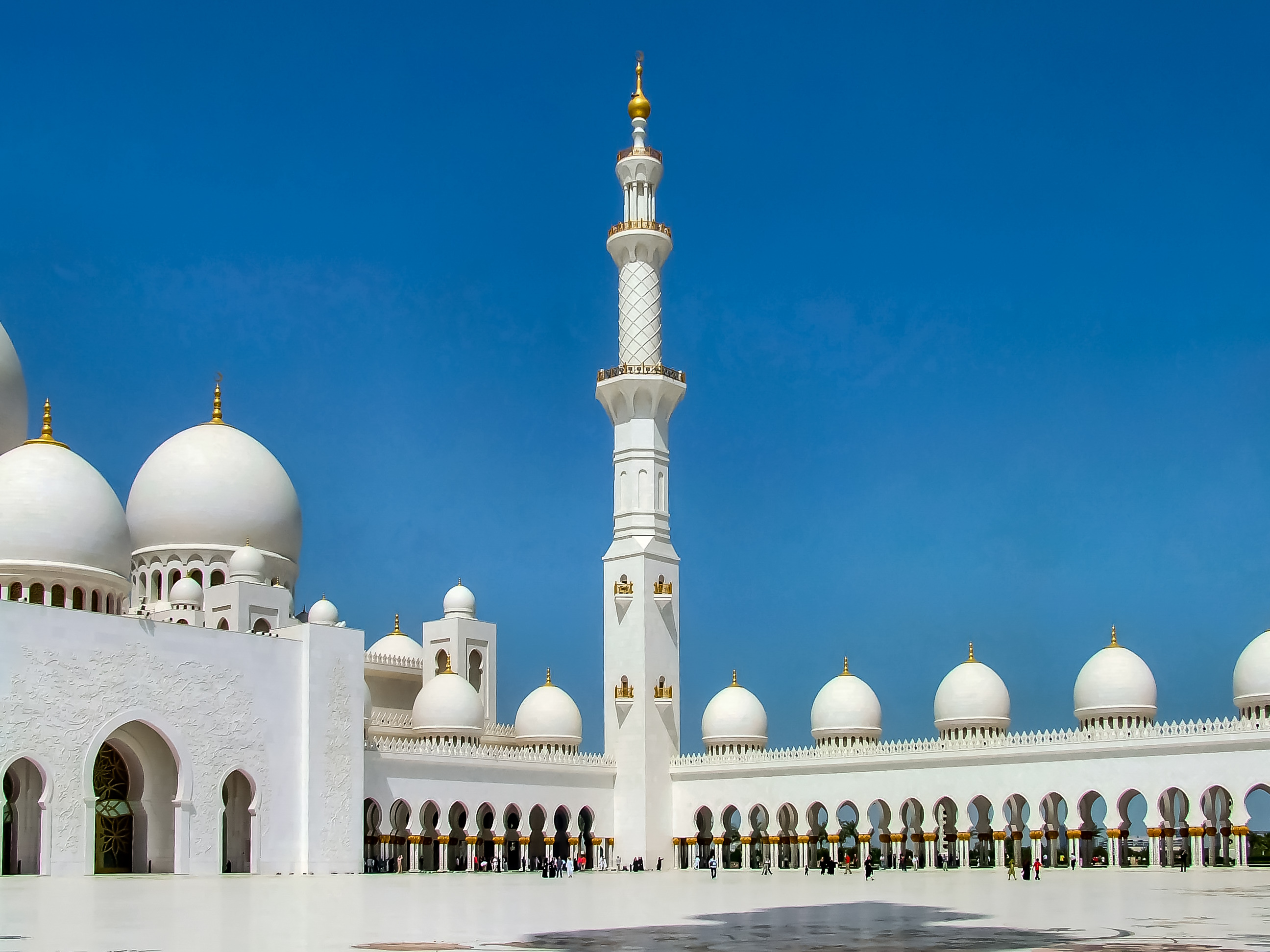 The mosque's courtyard is spacious and can accommodate a large number of worshippers
